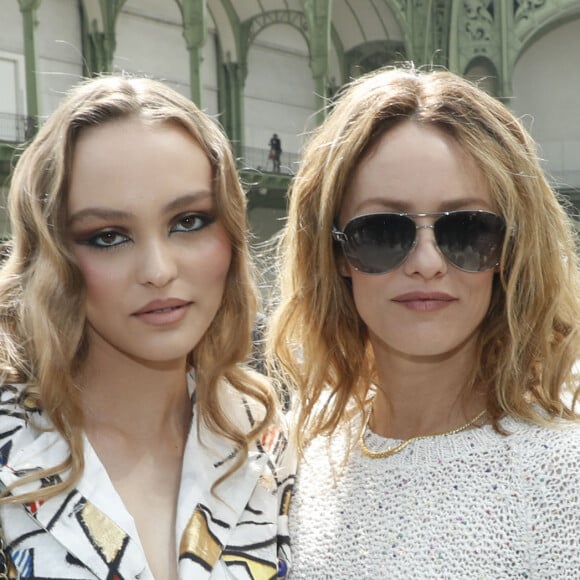 Lily-Rose Depp et sa mère Vanessa Paradis - Les célébrités au photocall du défilé "Chanel Cruise Collection 2020" au Grand Palais. Paris, le 3 mai 2019. © Olivier Borde/Bestimage 