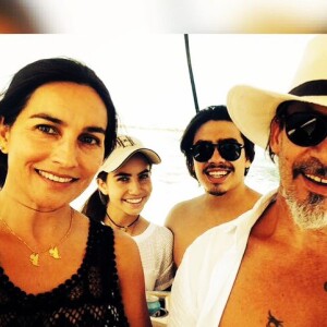 Elle avait pourtant sorti la petite jupe et lâché ses très longs cheveux !
Florent Pagny, Azucena et leurs deux enfants, Aël et Inca.