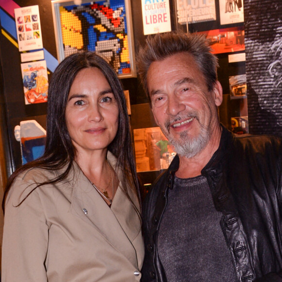 Elle a passé beaucoup de temps loin du glamour et des paillettes.
Exclusif - Florent Pagny et sa femme Azucena Caamaño - Première du spectacle "Lost in Buenos Aires" à l'Européen à Paris. © Rachid Bellak / Bestimage