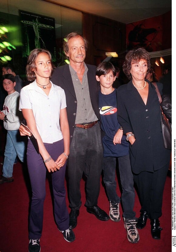 Ferdinand est décédé à l'âge de 20 ans, en 2006, dans un accident de la route.
Patrick Chesnais, sa femme Josiane, sa fille Emilie et son fils Ferdinand - Avant-première du film "Godzilla" au Grand Rex.
