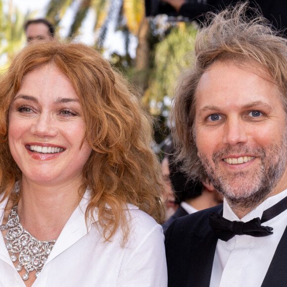 "A 43 ans, c'est la première fois dans sa vie d'adulte qu'il n'a pas un projet en cours. Un saut dans l'inconnu ? Un défi surtout. Celui, commun à tant de cinéastes mais jamais facile à accomplir, de conquérir Hollywood" raconte l'hebdomadaire.
Marine Delterme et son mari Florian Zeller - Montée des marches du film " Triangle of Sadness (Sans filtre) " lors du 75ème Festival International du Film de Cannes. Le 21 mai 2022 © Olivier Borde / Bestimage 