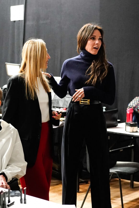 La Fashion Week de Paris continue de plus belle en notre belle ville lumière.
Victoria Beckham dans les backstage de son défilé de mode prêt-à-porter automne-hiver au Val de Grace lors de la Fashion Week de Paris.