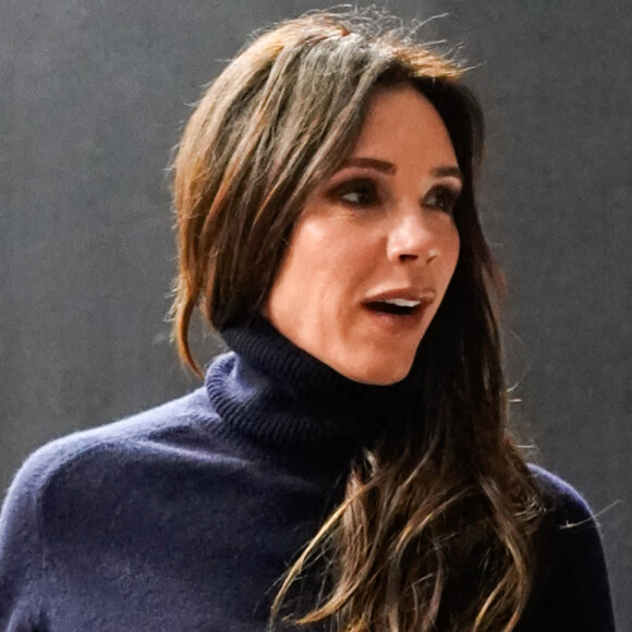 La Fashion Week de Paris continue de plus belle en notre belle ville lumière.
Victoria Beckham dans les backstage de son défilé de mode prêt-à-porter automne-hiver au Val de Grace lors de la Fashion Week de Paris.