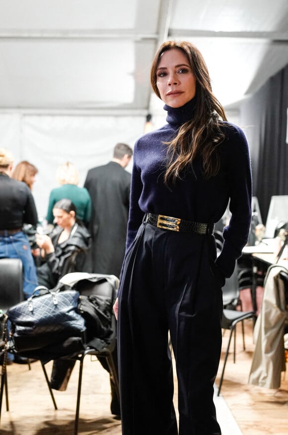 Victoria Beckham dans les backstage de son défilé de mode prêt-à-porter automne-hiver 2023/2024 au Val de Grace lors de la Fashion Week de Paris. Le 3 mars 2023.