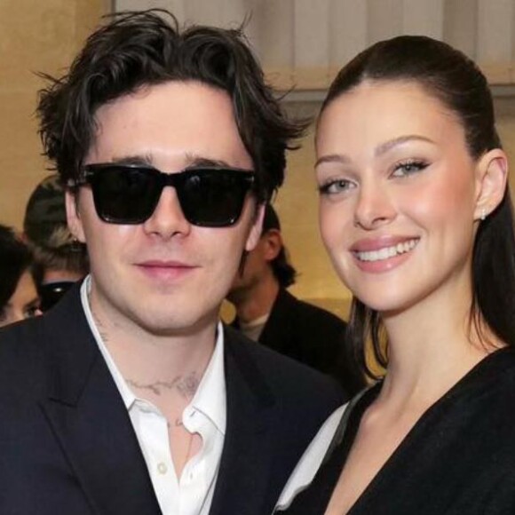 Même sa belle-fille Nicola Peltz, avec qui elle a été en guerre, était présente.
Brooklyn Beckham et sa femme Nicola Peltz - Victoria Beckham soutenue par ses proches lors de son défilé prêt-à-porter automne-hiver 2023-2024 au Val de Grace. Le 3 mars 2023.