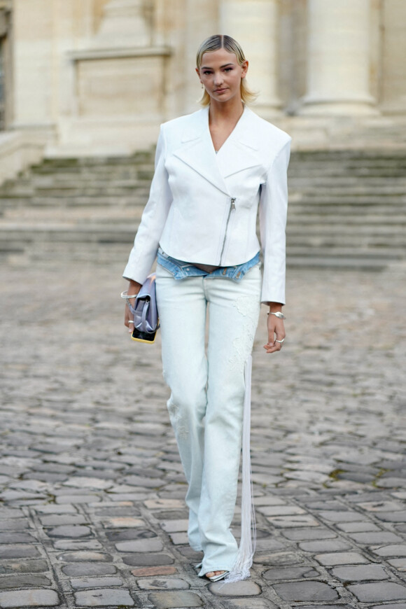 Mia Regan - Défilé de mode prêt-à-porter automne-hiver 2023-2024 "Victoria Beckham" au Val de Grace lors de la Fashion Week de Paris. Le 3 mars 2023.