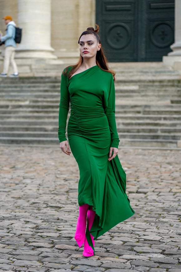 Charli Howard - Défilé de mode prêt-à-porter automne-hiver 2023-2024 "Victoria Beckham" au Val de Grace lors de la Fashion Week de Paris. Le 3 mars 2023.