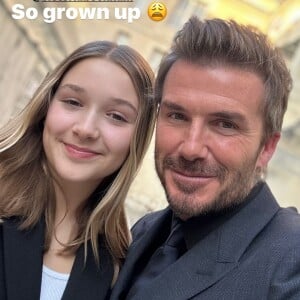 Le 3 mars 2023, c'est la mode britannique qui a fait des siennes.
David Beckham et sa fille Harper - Victoria Beckham soutenue par ses proches lors de son défilé prêt-à-porter automne-hiver 2023-2024 au Val de Grace. Le 3 mars 2023.