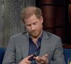 Voilà des mois qu'il y a du rififi dans les couloirs de Buckingham.
Le prince Harry donne une interview sur le plateau de Stephen Colbert.