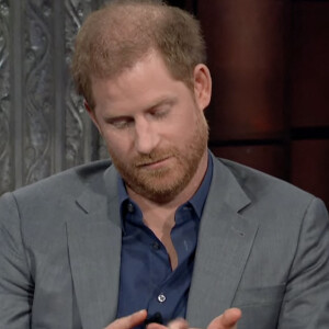 Voilà des mois qu'il y a du rififi dans les couloirs de Buckingham.
Le prince Harry donne une interview sur le plateau de Stephen Colbert.