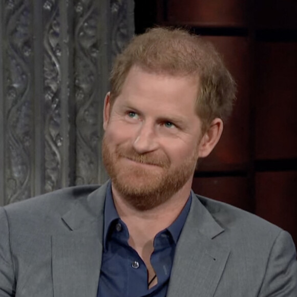 Le prince Harry donne une interview sur le plateau de Stephen Colbert.