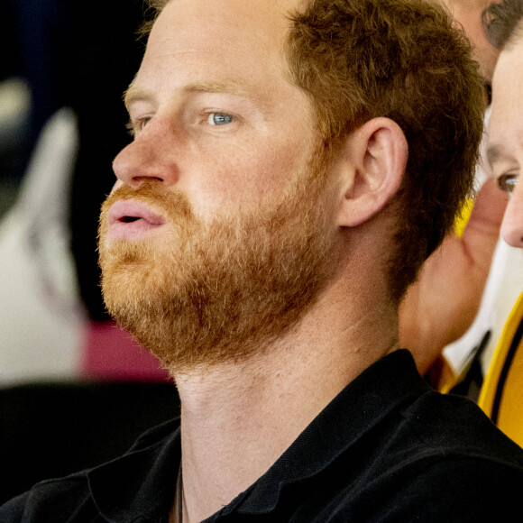 Le prince Harry assiste à la finale d'athlétisme, au deuxième jour des Invictus Games 2020 à La Haye, le 17 avril 2022.