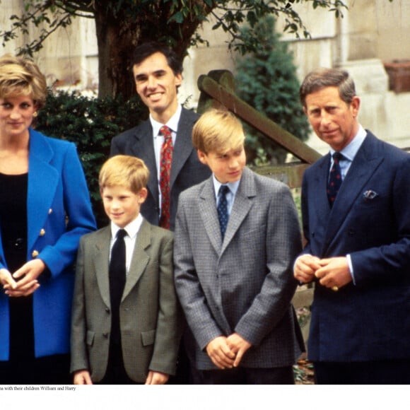 Mais le vrai drame a commencé en 1997 pour le prince Harry.
Archives - Le prince Charles, Lady Diana et leurs fils, les princes Harry et William.