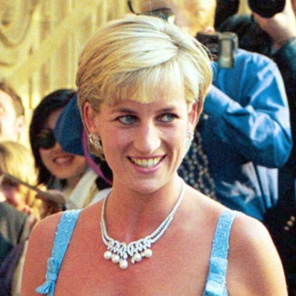 Le jeune souverain a perdu sa maman alors qu'il n'avait que 12 ans.
La princesse Diana au Royal Albert Hall le 5 juin 1997.