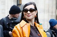 Camélia Jordana sublime en robe fendue, Avril Lavigne marche sur son manteau XXL au défilé Lanvin