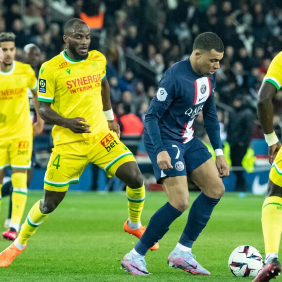 Un joueur de Ligue 1 parle pour la première fois depuis le décès de sa fille
Kylian Mbappe (Paris SG) Ignatius Ganago (FC NANTES) - Football - Ligue 1 Uber Eats - Victoire du PSG face à Nantes (4-2) au Parc des princes à Paris. © Baptiste Autissier / Panoramic / Bestimage