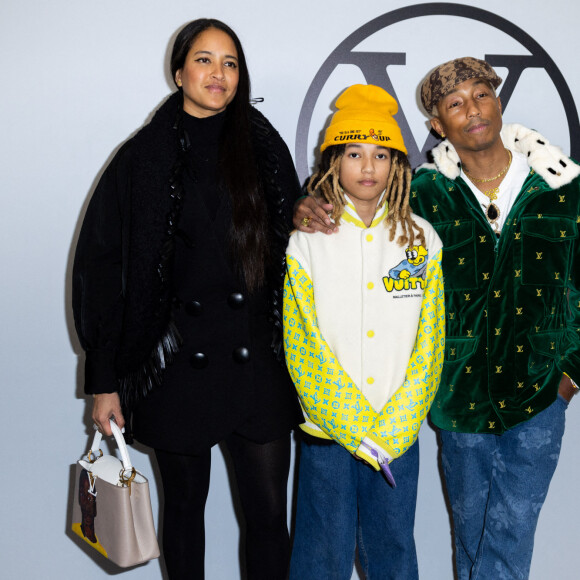 Le nouveau directeur créatif des collections homme de Louis Vuitton, Pharrell Williams, son fils Rocket Ayer Williams (14 ans) et sa femme Helen Lasichanh - Photocall du défilé Louis Vuitton prêt-à-porter automne-hiver 2023/2024 lors de la Fashion Week de Paris (PFW), à Paris, France, le 6 mars 2023. © Olivier Borde/Bestimage 