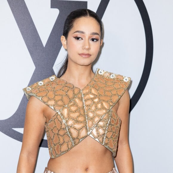 L'influenceuse de 25 ans a fait sensation dans un look très original, notamment composé d'un crop top sans manche en forme de croix, assorti à un pantacourt.
Lena Mahfouf - Photocall du défilé Louis Vuitton prêt-à-porter automne-hiver 2023/2024 lors de la Fashion Week de Paris (PFW), à Paris, France, le 6 mars 2023. © Olivier Borde/Bestimage 