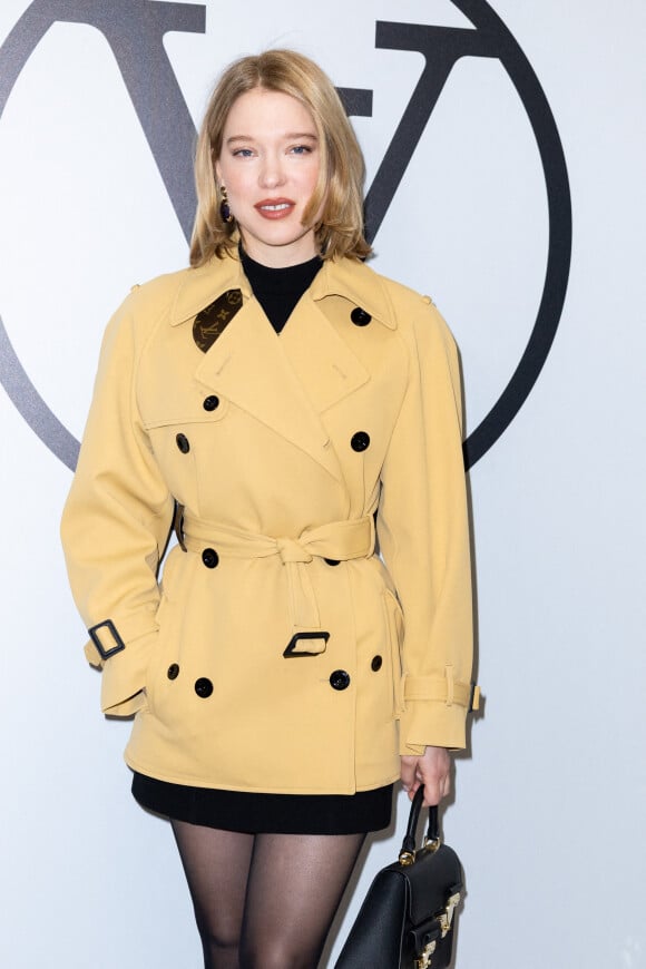 Un endroit où Léa Seydoux a également pris la pose. L'actrice de 37 ans portait quant à elle une veste jaune à boutons très chic et assortie à ses cheveux blonds, qu'elle avait associée à une jupe noire, assortie à ses collants, ses bottes et son sac à main. 
Léa Seydoux - Photocall du défilé Louis Vuitton prêt-à-porter automne-hiver 2023/2024 lors de la Fashion Week de Paris (PFW), à Paris, France, le 6 mars 2023. © Olivier Borde/Bestimage 