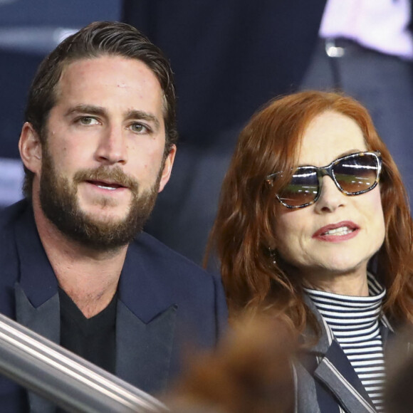 Ainsi que Lorenzo. Leur dernier, Angelo, est comme son père, très discret.
Isabelle Huppert et son fils Lorenzo Chammah dans les tribunes lors du match UEFA Ligue des Champions groupe A, opposant le Paris Saint-Germain (PSG) au Real Madrid au Parc des Princes à Paris, France, le 18 septembre 2019. Le PSG a gagné 3-0. © Gwendoline Le Goff/Panoramic/Bestimage