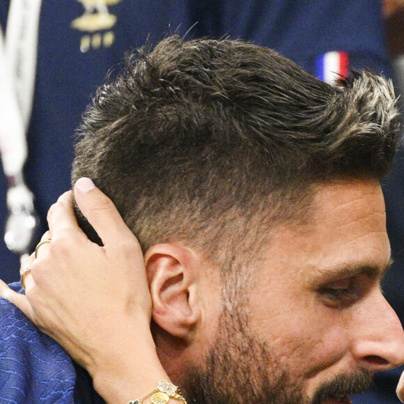 Cela signifie qu'il va rater l'anniversaire de son fils, Evan, qui tombe ce 7 mars. Il a malgré tout tenu à lui laisser un beau message sur Instagram
 
Olivier Giroud embrassant sa femme Jennifer - People et joueurs en famille dans les tribunes lors du match de demi-finale "France - Maroc" lors de la Coupe du Monde 2022 au Qatar (FIFA World Cup Qatar 2022). © JB Autissier / Panoramic / Bestimage