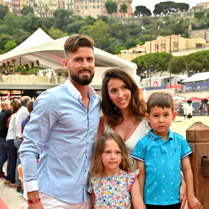 "Joyeux anniversaire mon petit garçon. Je suis triste de ne pas pouvoir être avec toi pour cette journée si spéciale. Je t'aime plus que tout au monde", écrit Olivier Giroud, en publiant plusieurs photos de lui en compagnie d'Evan
 
Olivier Giroud en famille avec sa femme Jennifer et leurs deux enfants, Jade et Evan, assistent à la remise du prix du Prince Souverain lors de la dernière journée de la 15ème édition du Longines Global Champions Tour Jumping International de Monaco, qui a lieu sur le port Hercule à Monaco. Monaco, le 3 juillet 2021. © Bruno Bébert/Bestimage