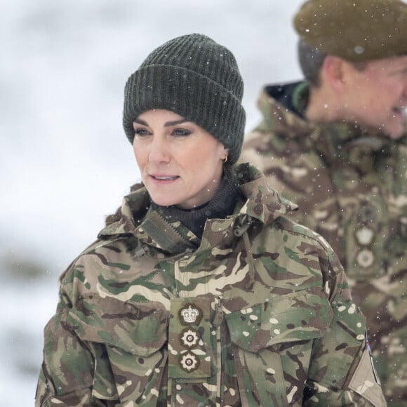 Loin d'être effrayée par le froid et la neige qui s'est abattue sur la plaine de Salisbury dans le Whiltshire au Royaume-Uni, Kate a assuré
Catherine (Kate) Middleton, princesse de Galles, lors de sa première visite au 1er Bataillon Irish Guards depuis qu'elle est devenu colonel, dans la zone d'entraînement de la plaine de Salisbury, dans le Wiltshire, Royaume Uni, le 8 mars 2023, depuis sa nomination comme colonelle de l'Irish Guards par le roi d'Angleterre. 