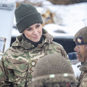 Catherine (Kate) Middleton, princesse de Galles, lors de sa première visite au 1er Bataillon Irish Guards depuis qu'elle est devenu colonel, dans la zone d'entraînement de la plaine de Salisbury, dans le Wiltshire, Royaume Uni, le 8 mars 2023, depuis sa nomination comme colonelle de l'Irish Guards par le roi d'Angleterre. 