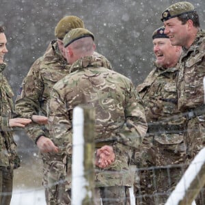 Catherine (Kate) Middleton, princesse de Galles, lors de sa première visite au 1er Bataillon Irish Guards depuis qu'elle est devenu colonel, dans la zone d'entraînement de la plaine de Salisbury, dans le Wiltshire, Royaume Uni, le 8 mars 2023, depuis sa nomination comme colonelle de l'Irish Guards par le roi d'Angleterre. 