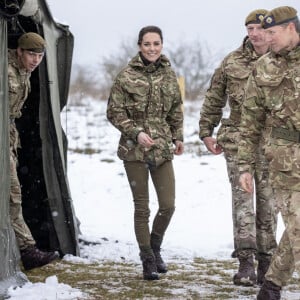 Catherine (Kate) Middleton, princesse de Galles, lors de sa première visite au 1er Bataillon Irish Guards depuis qu'elle est devenu colonel, dans la zone d'entraînement de la plaine de Salisbury, dans le Wiltshire, Royaume Uni, le 8 mars 2023, depuis sa nomination comme colonelle de l'Irish Guards par le roi d'Angleterre. 