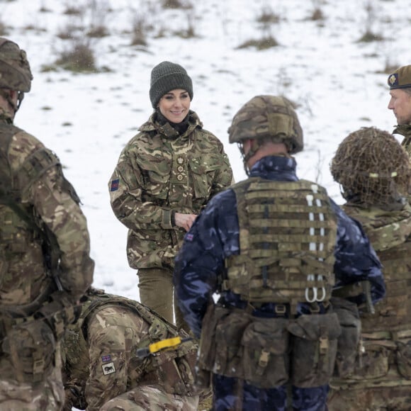 En visite dans un bataillon de l'armée, la duchesse de Cambridge a laissé robe et bottines au placard et a troqué ses élégantes tenues pour un look camouflage de circonstance. 
Catherine (Kate) Middleton, princesse de Galles, lors de sa première visite au 1er Bataillon Irish Guards depuis qu'elle est devenu colonel, dans la zone d'entraînement de la plaine de Salisbury, dans le Wiltshire, Royaume Uni, le 8 mars 2023, depuis sa nomination comme colonelle de l'Irish Guards par le roi d'Angleterre. 