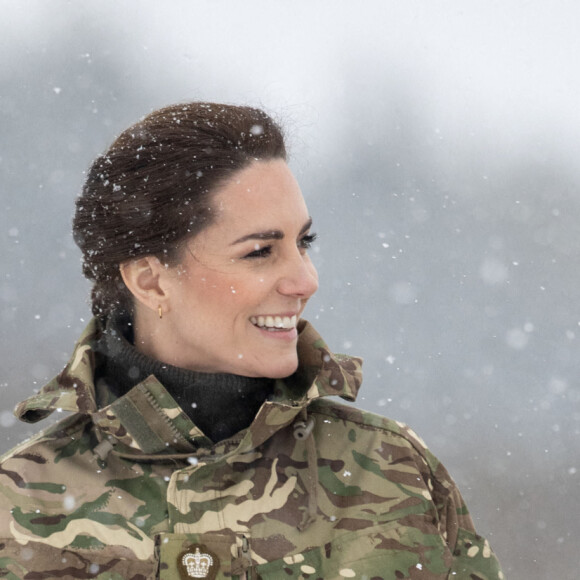 Encore une mission réussie pour la belle Kate, parfaite et irréprochable en toutes circonstances.
Catherine (Kate) Middleton, princesse de Galles, lors de sa première visite au 1er Bataillon Irish Guards depuis qu'elle est devenu colonel, dans la zone d'entraînement de la plaine de Salisbury, dans le Wiltshire, Royaume Uni, le 8 mars 2023, depuis sa nomination comme colonelle de l'Irish Guards par le roi d'Angleterre. 