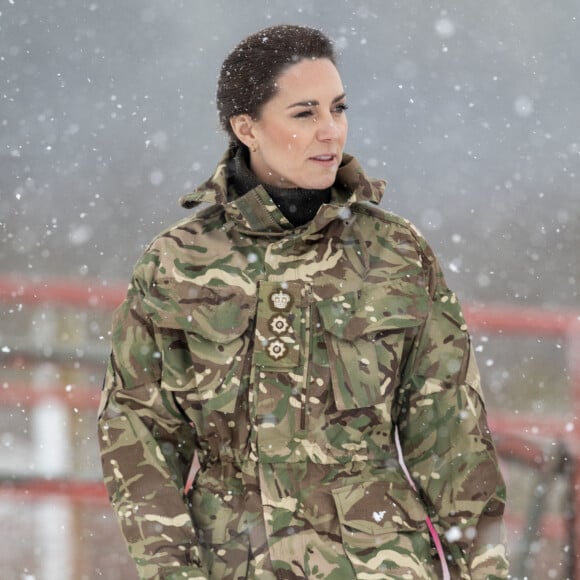 Catherine (Kate) Middleton, princesse de Galles, lors de sa première visite au 1er Bataillon Irish Guards depuis qu'elle est devenu colonel, dans la zone d'entraînement de la plaine de Salisbury, dans le Wiltshire, Royaume Uni, le 8 mars 2023, depuis sa nomination comme colonelle de l'Irish Guards par le roi d'Angleterre. 