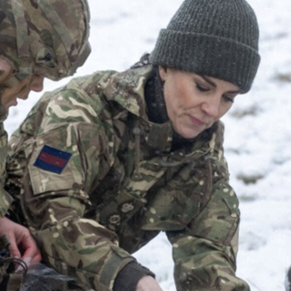 Catherine (Kate) Middleton, princesse de Galles, lors de sa première visite au 1er Bataillon Irish Guards depuis qu'elle est devenu colonel, dans la zone d'entraînement de la plaine de Salisbury, dans le Wiltshire, Royaume Uni, le 8 mars 2023, depuis sa nomination comme colonelle de l'Irish Guards par le roi d'Angleterre. 