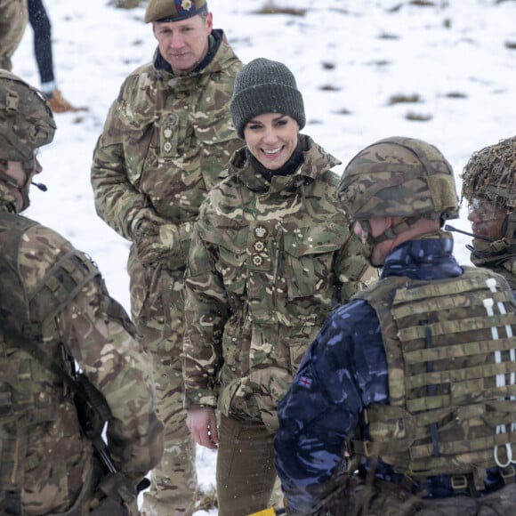 Catherine (Kate) Middleton, princesse de Galles, lors de sa première visite au 1er Bataillon Irish Guards depuis qu'elle est devenu colonel, dans la zone d'entraînement de la plaine de Salisbury, dans le Wiltshire, Royaume Uni, le 8 mars 2023, depuis sa nomination comme colonelle de l'Irish Guards par le roi d'Angleterre. 