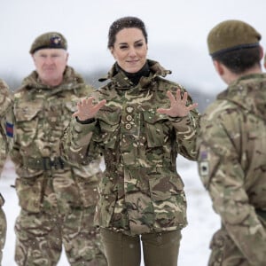 Catherine (Kate) Middleton, princesse de Galles, lors de sa première visite au 1er Bataillon Irish Guards depuis qu'elle est devenu colonel, dans la zone d'entraînement de la plaine de Salisbury, dans le Wiltshire, Royaume Uni, le 8 mars 2023, depuis sa nomination comme colonelle de l'Irish Guards par le roi d'Angleterre. 