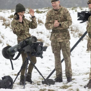 Les soldats sont également envoyés sur le terrain pour former au déminage les forces armées ukrainiennes en plein conflit avec la Russie.
Catherine (Kate) Middleton, princesse de Galles, lors de sa première visite au 1er Bataillon Irish Guards depuis qu'elle est devenu colonel, dans la zone d'entraînement de la plaine de Salisbury, dans le Wiltshire, Royaume Uni, le 8 mars 2023, depuis sa nomination comme colonelle de l'Irish Guards par le roi d'Angleterre. 