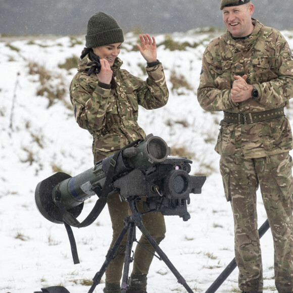 Les soldats sont également envoyés sur le terrain pour former au déminage les forces armées ukrainiennes en plein conflit avec la Russie.
Catherine (Kate) Middleton, princesse de Galles, lors de sa première visite au 1er Bataillon Irish Guards depuis qu'elle est devenu colonel, dans la zone d'entraînement de la plaine de Salisbury, dans le Wiltshire, Royaume Uni, le 8 mars 2023, depuis sa nomination comme colonelle de l'Irish Guards par le roi d'Angleterre. 