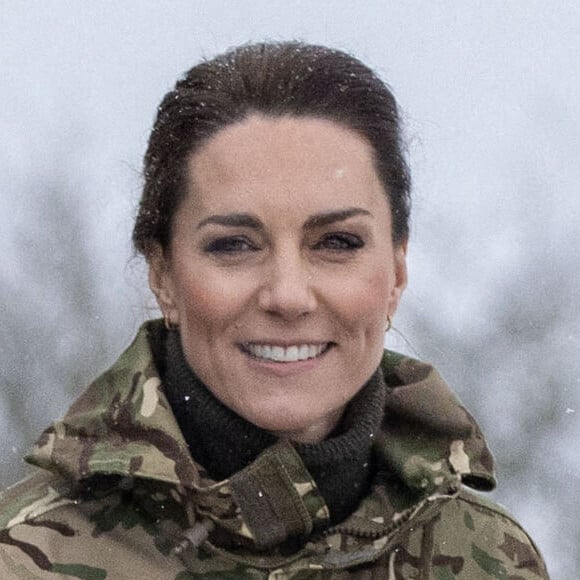 Kate Middleton a effectué une visite pas vraiment comme les autres en cette journée internationale des droits des femmes
Catherine (Kate) Middleton, princesse de Galles, lors de sa première visite au 1er Bataillon Irish Guards depuis qu'elle est devenu colonel, dans la zone d'entraînement de la plaine de Salisbury, dans le Wiltshire, Royaume Uni, depuis sa nomination comme colonelle de l'Irish Guards par le roi d'Angleterre. 