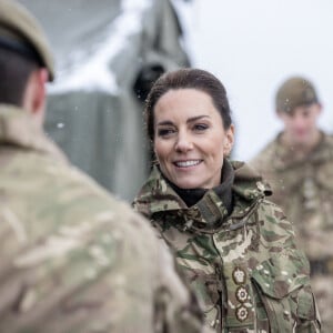 Catherine (Kate) Middleton, princesse de Galles, lors de sa première visite au 1er Bataillon Irish Guards depuis qu'elle est devenu colonel, dans la zone d'entraînement de la plaine de Salisbury, dans le Wiltshire, Royaume Uni, le 8 mars 2023, depuis sa nomination comme colonelle de l'Irish Guards par le roi d'Angleterre. 