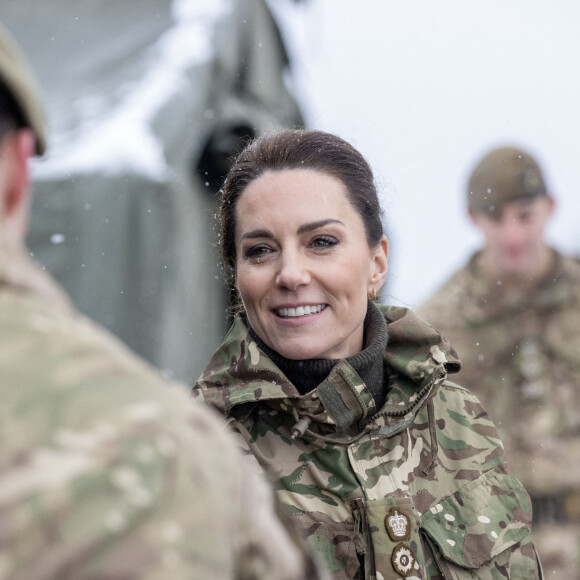 Catherine (Kate) Middleton, princesse de Galles, lors de sa première visite au 1er Bataillon Irish Guards depuis qu'elle est devenu colonel, dans la zone d'entraînement de la plaine de Salisbury, dans le Wiltshire, Royaume Uni, le 8 mars 2023, depuis sa nomination comme colonelle de l'Irish Guards par le roi d'Angleterre. 