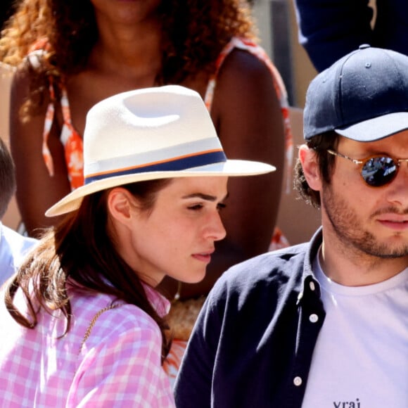 Vianney et sa compagne Catherine Robert dans les tribunes lors des internationaux de France de Tennis de Roland Garros à Paris, le 2 juin 2022. © Dominique Jacovides/Bestimage