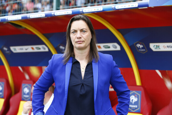 Info - Corinne Diacre démise de ses fonctions de sélectionneuse - Info - Corinne Diacre critiquée publiquement par plusieurs de ses joueuses - Corinne Diacre ( Sélectionneuse France) - Match amical entre l'équipe de France féminine de football et la Thaïlande à Orléans le 25 Mai 2019 © Gwendoline Le Goff / Panoramic / Bestimage  Friendly women soccer game between France and Thailand at Orleans on May 25th, 2019.