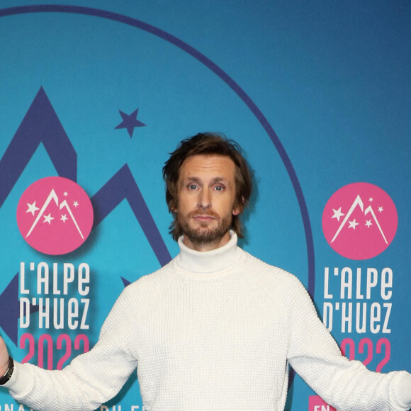 Philippe Lacheau au photocall de la soirée d'ouverture de la 25ème édition du Festival international du film de comédie de l'Alpe d'Huez le 17 janvier 2022. © Dominique Jacovides / Bestimage