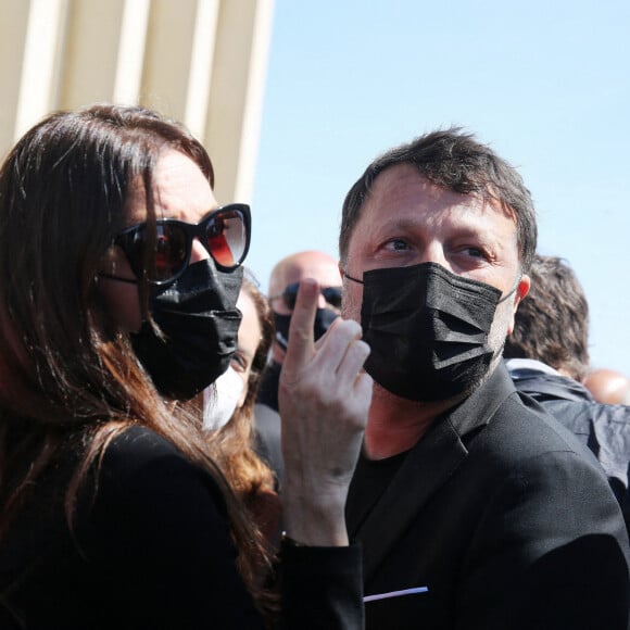 Ils sont ensemble depuis 2012.
Arthur Essebag et sa compagne Mareva Galanter - Hommage à Sarah Halimi, assassinée en avril 2017, sur la place du Trocadero à Paris. Le 25 avril 2021