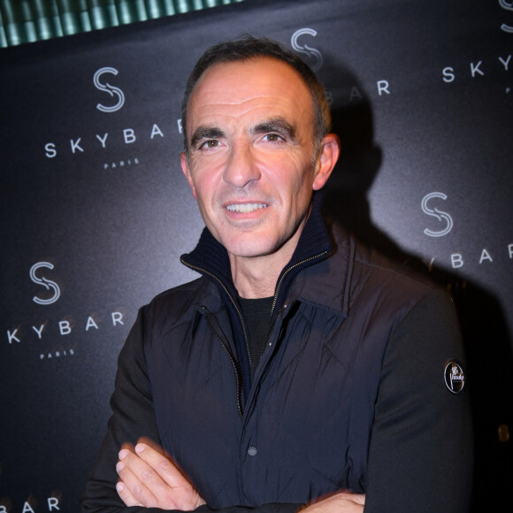 L'équipe de l'émission s'est notamment chargée de retrouver le modèle qui correspond au tout premier appareil photo de l'animateur, avec lequel il s'amusait étant enfant. 
Exclusif - Nikos Aliagas à la Winter Party au rooftop Skybar Paris à l'hôtel Pullman Montparnasse à Paris le 6 décembre 2022. © Rachid Bellak / Bestimage 