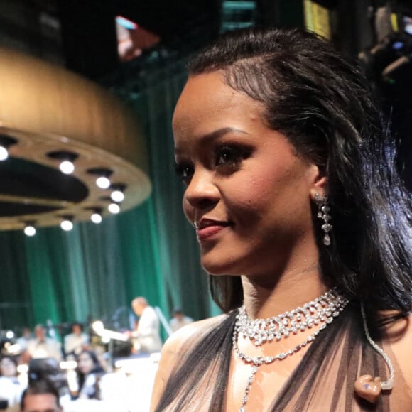 Malheureusement, elle n'a pas remporté la statuette.
Rihanna (enceinte) en backstage de la 95ème édition de la cérémonie des Oscars à Los Angeles au Dolby Theater le 12 mars 2023. 