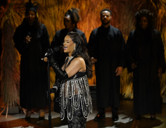 Rihanna a chanté sur la scène sa chanson Lift me Up (Black Panther : Wakanda forever) @ ABACA