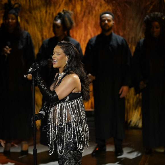 Rihanna a chanté sur la scène sa chanson Lift me Up (Black Panther : Wakanda forever) @ ABACA