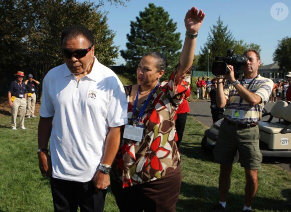 Mohamed Ali (photo : avec Yolanda, sa femme depuis 1986) se prêtera en 2010 aux expérimentations d'un traitement contre la maladie de Parkinson